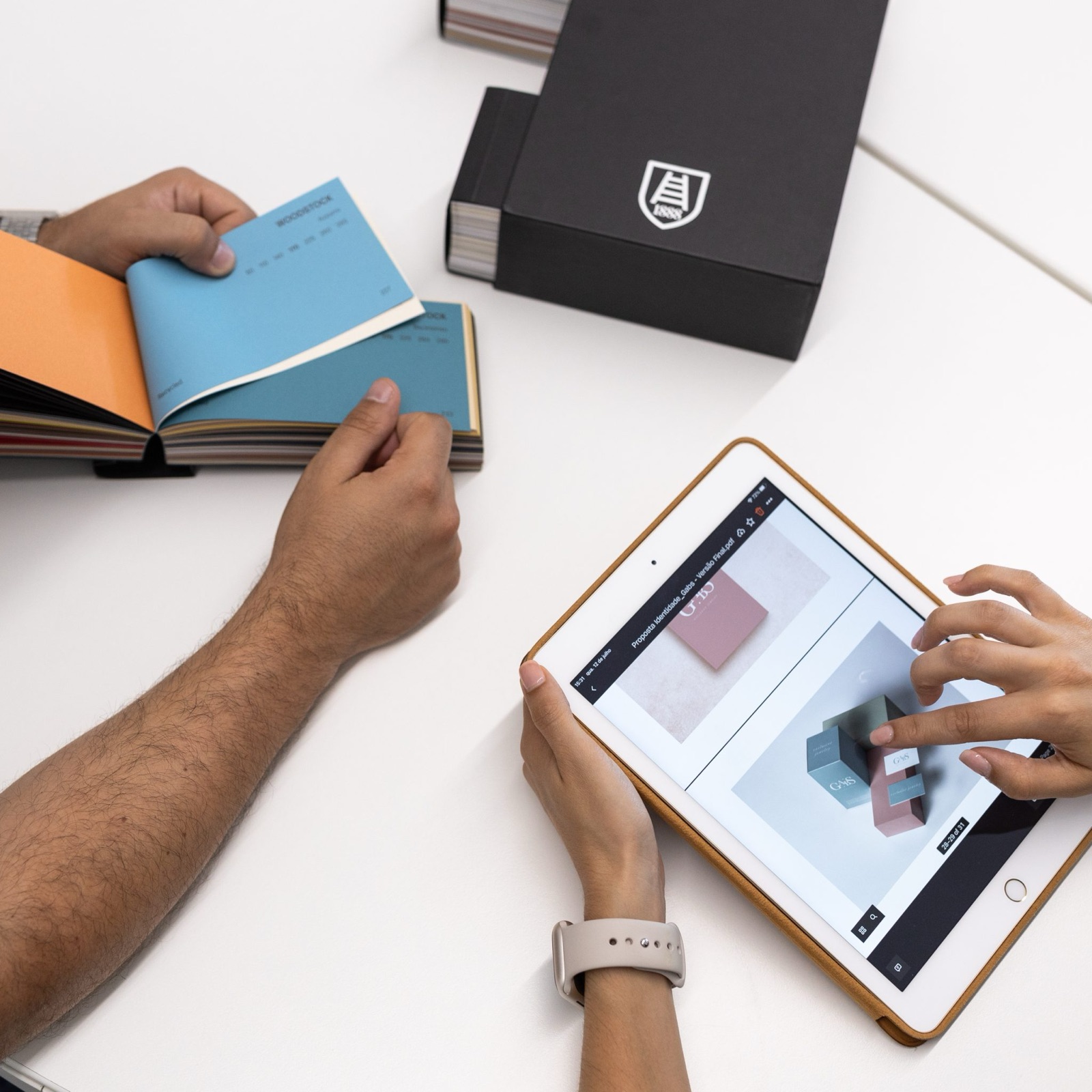 Equipa da dot. a rever amostras de cor e materiais