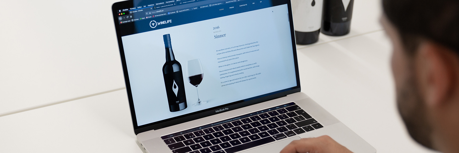 Pessoa a navegar num website desenvolvido pela dot.