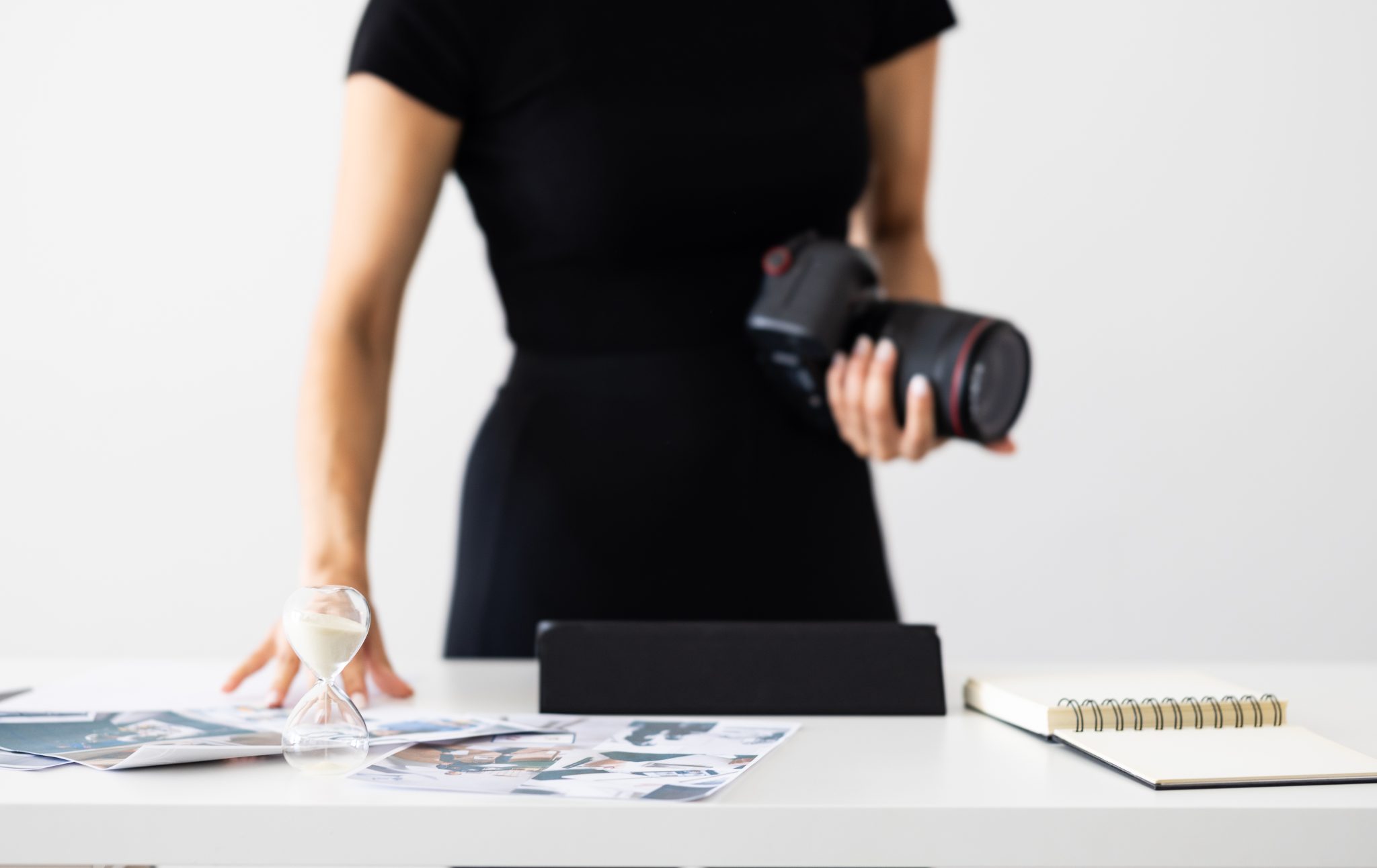 Fotógrafa a preparar uma sessão fotográfica em estúdio.